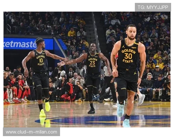 勇士库里外线发威难阻雷霆得分潮